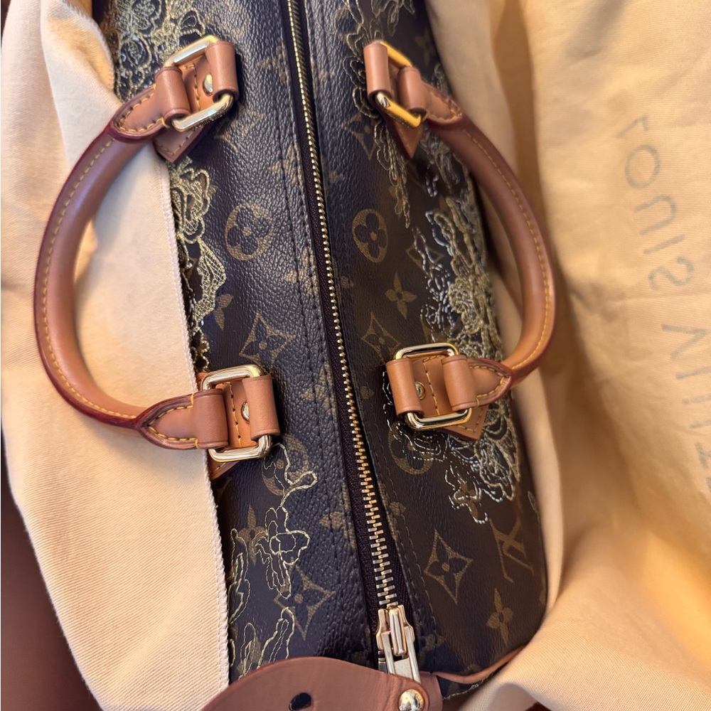 LV speedy 30 with lace
And lock and key clean inside. With box and dust bag - Picture 12 of 16